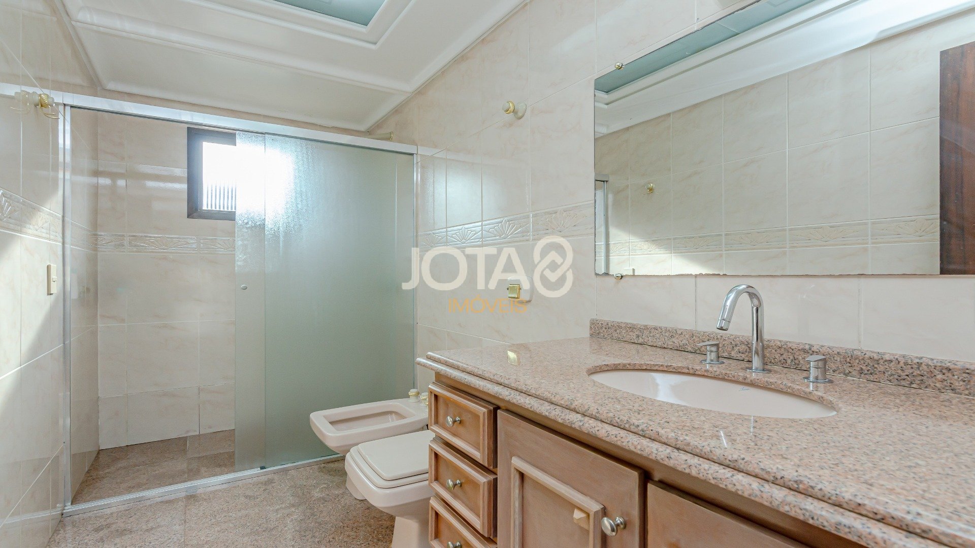 APARTAMENTO COM 3 QUARTOS E 3 VAGAS NO BIGORRILHO