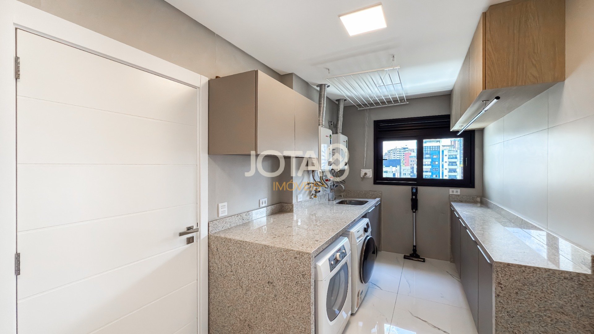 COBERTURA DUPLEX SEMINOVA NO BIGORRILHO COM 3 SUÍTES!