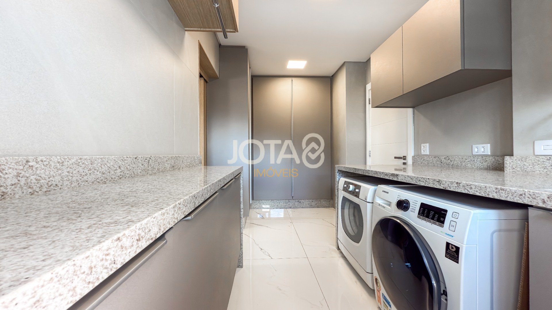 COBERTURA DUPLEX SEMINOVA NO BIGORRILHO COM 3 SUÍTES!