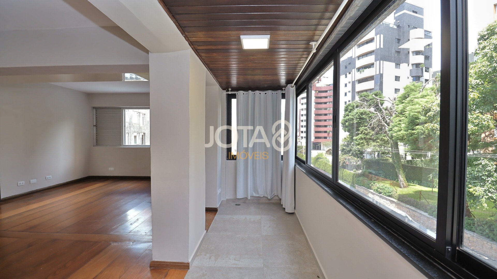 APARTAMENTO DE 1Q C/ VAGA EM ÓTIMA LOCALIZAÇÃO NO BIGORRILHO