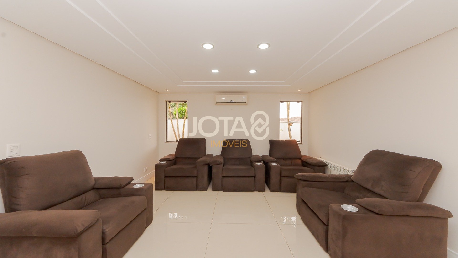 CASA MOBILIADA EM CONDOMÍNIO CLUBE NO CAMPO COMPRIDO!