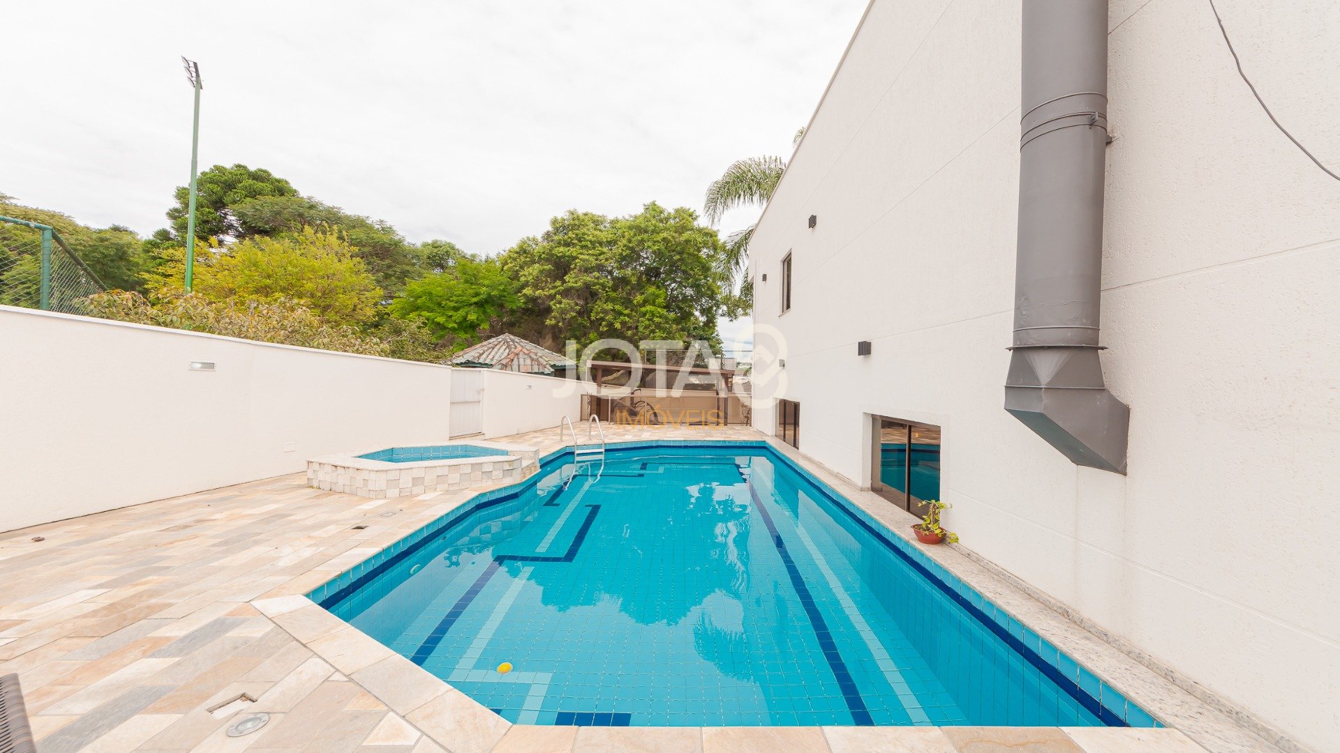CASA MOBILIADA EM CONDOMÍNIO CLUBE NO CAMPO COMPRIDO!