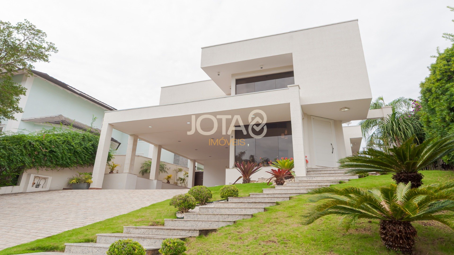 CASA MOBILIADA EM CONDOMÍNIO CLUBE NO CAMPO COMPRIDO!