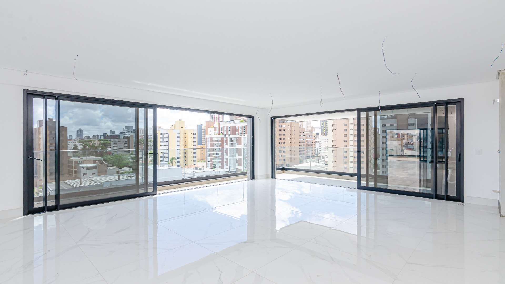 COBERTURA NOVA COM 3 SUÍTES NO SOHO 2525