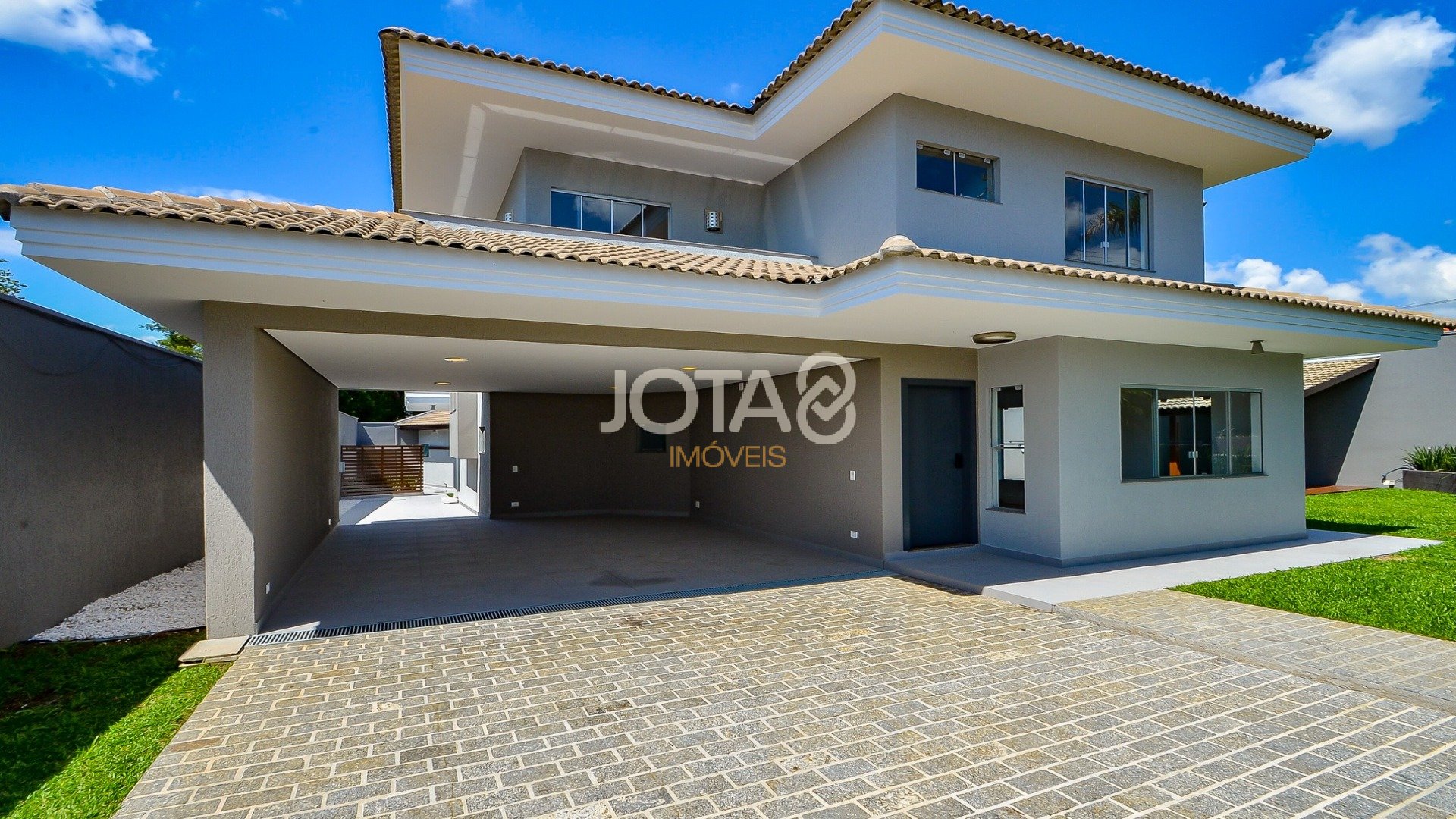 CASA COM PISCINA E ESPAÇO GOURMET EM SANTA FELICIDADE