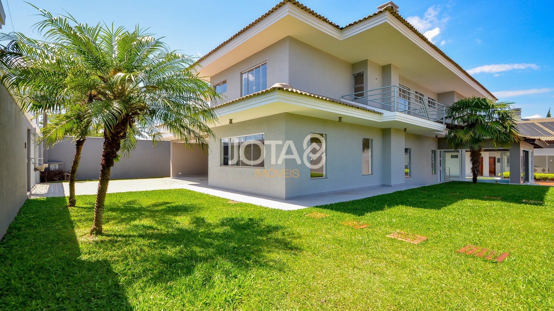 CASA COM PISCINA E ESPAÇO GOURMET EM SANTA FELICIDADE