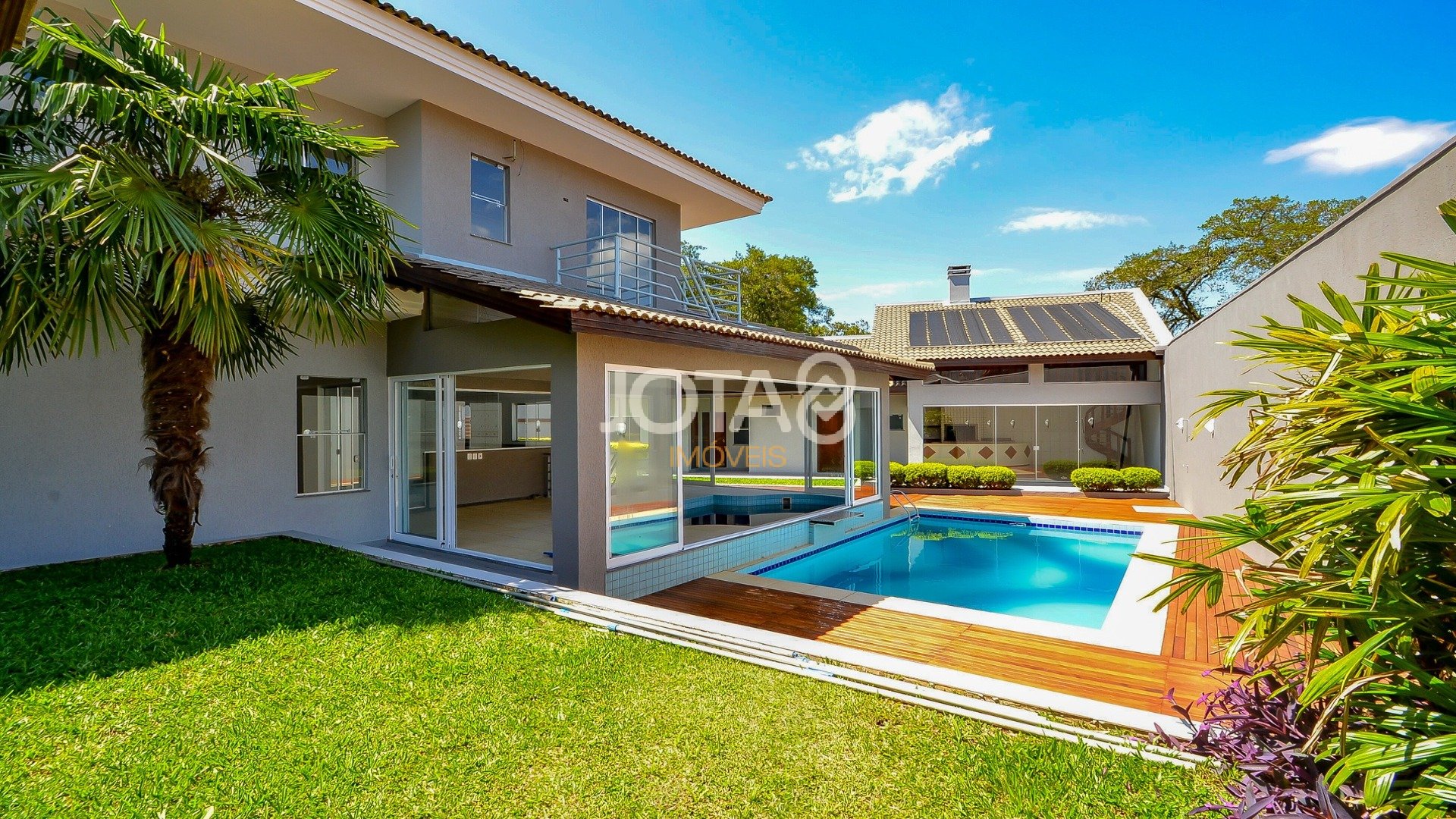 CASA COM PISCINA E ESPAÇO GOURMET EM SANTA FELICIDADE