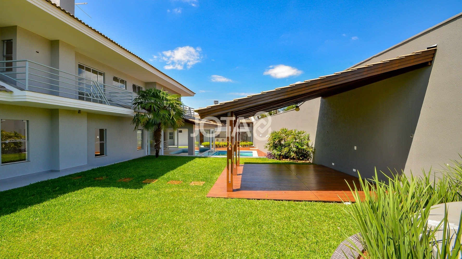 CASA COM PISCINA E ESPAÇO GOURMET EM SANTA FELICIDADE