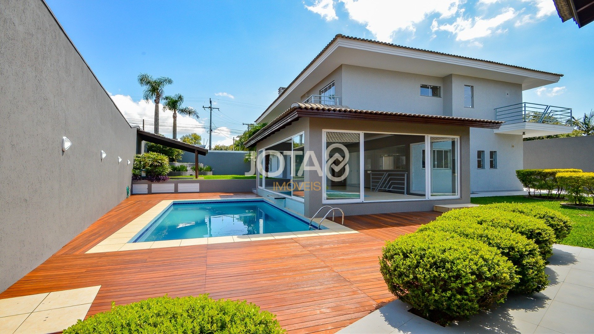 CASA COM PISCINA E ESPAÇO GOURMET EM SANTA FELICIDADE