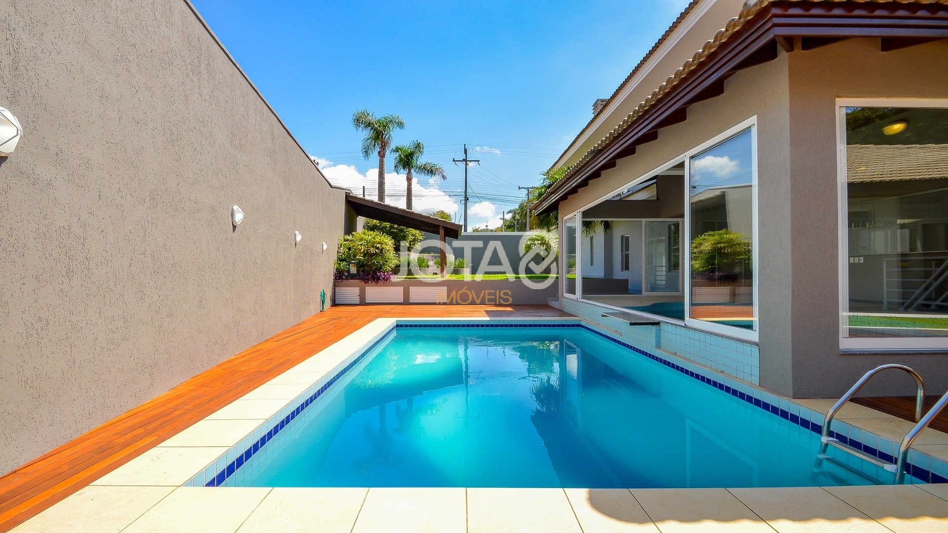 CASA COM PISCINA E ESPAÇO GOURMET EM SANTA FELICIDADE