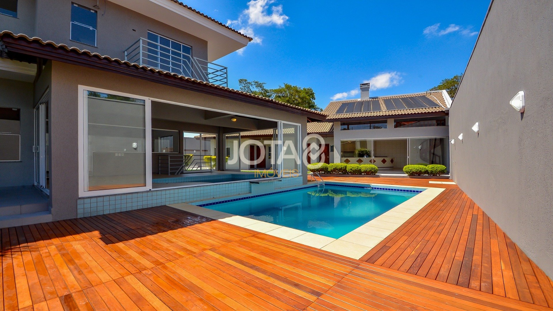 CASA COM PISCINA E ESPAÇO GOURMET EM SANTA FELICIDADE