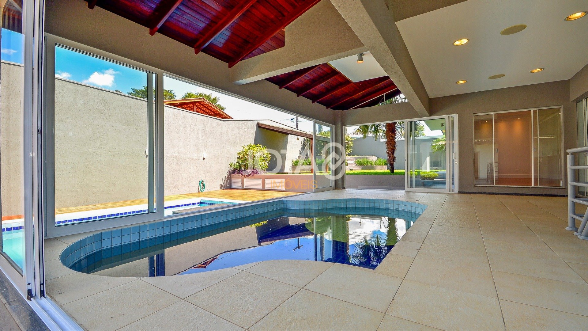 CASA COM PISCINA E ESPAÇO GOURMET EM SANTA FELICIDADE