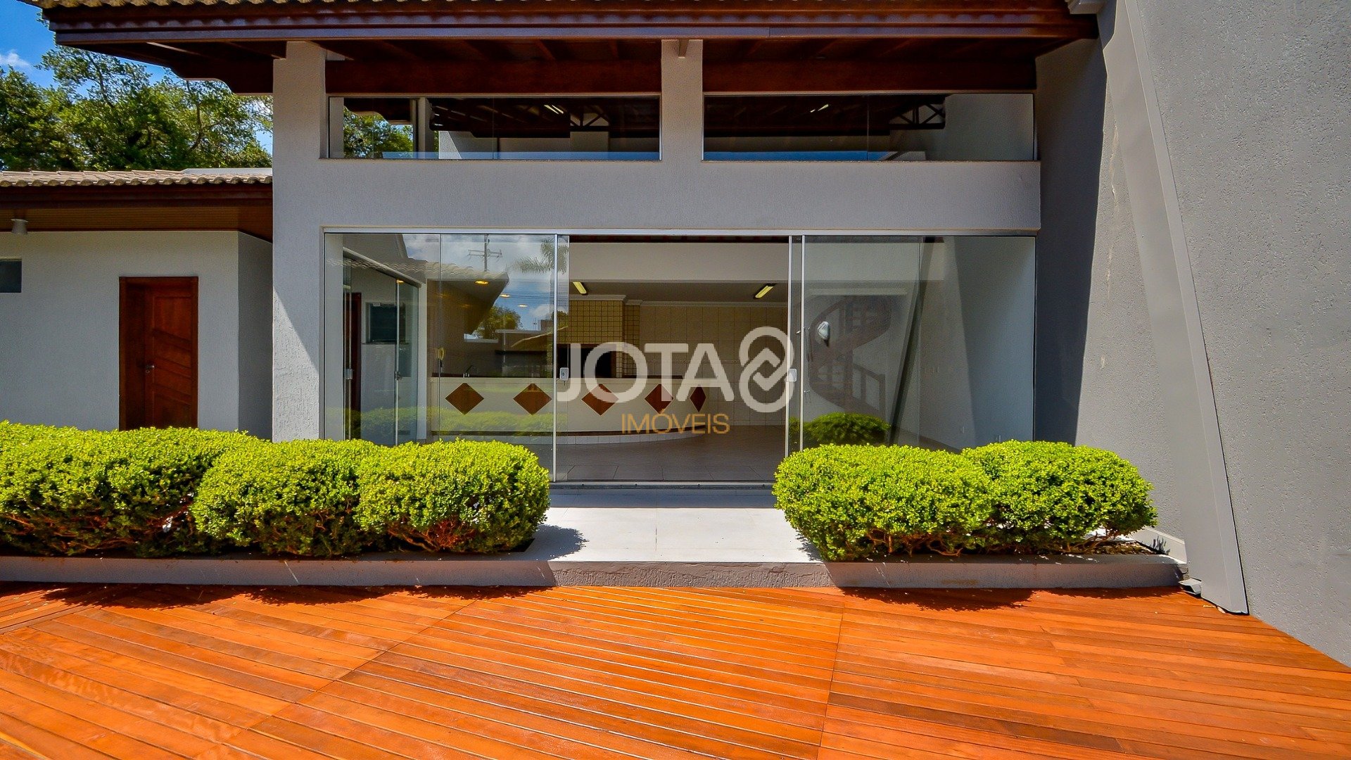 CASA COM PISCINA E ESPAÇO GOURMET EM SANTA FELICIDADE