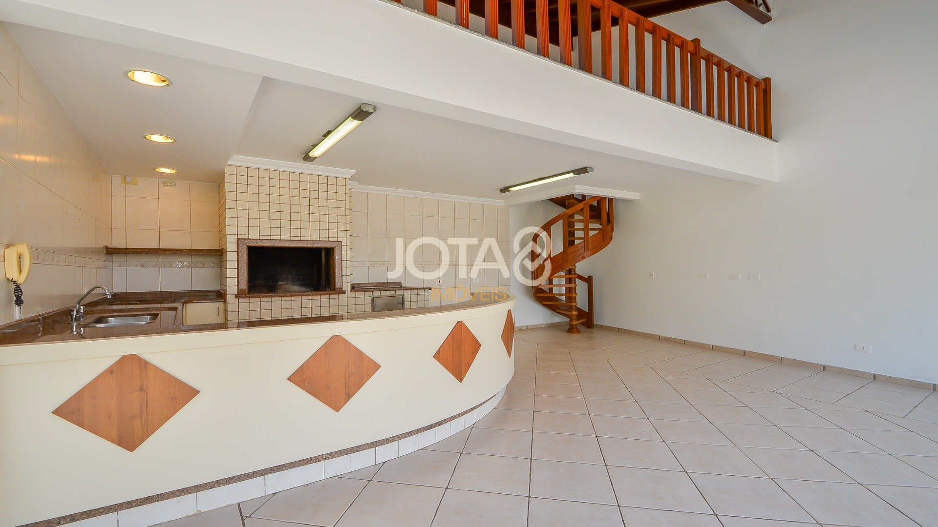 CASA COM PISCINA E ESPAÇO GOURMET EM SANTA FELICIDADE