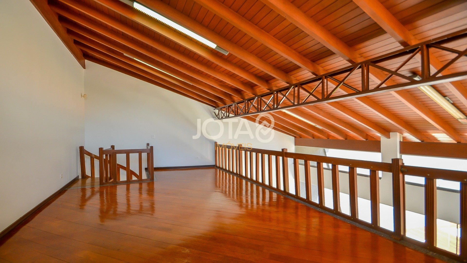 CASA COM PISCINA E ESPAÇO GOURMET EM SANTA FELICIDADE