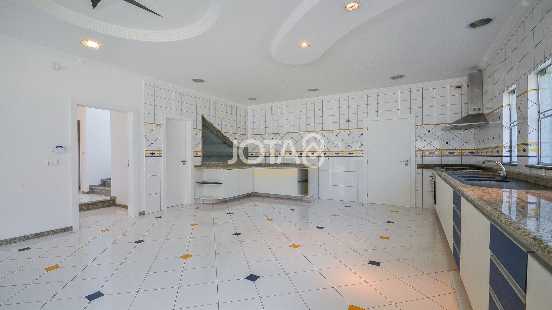 CASA COM PISCINA E ESPAÇO GOURMET EM SANTA FELICIDADE