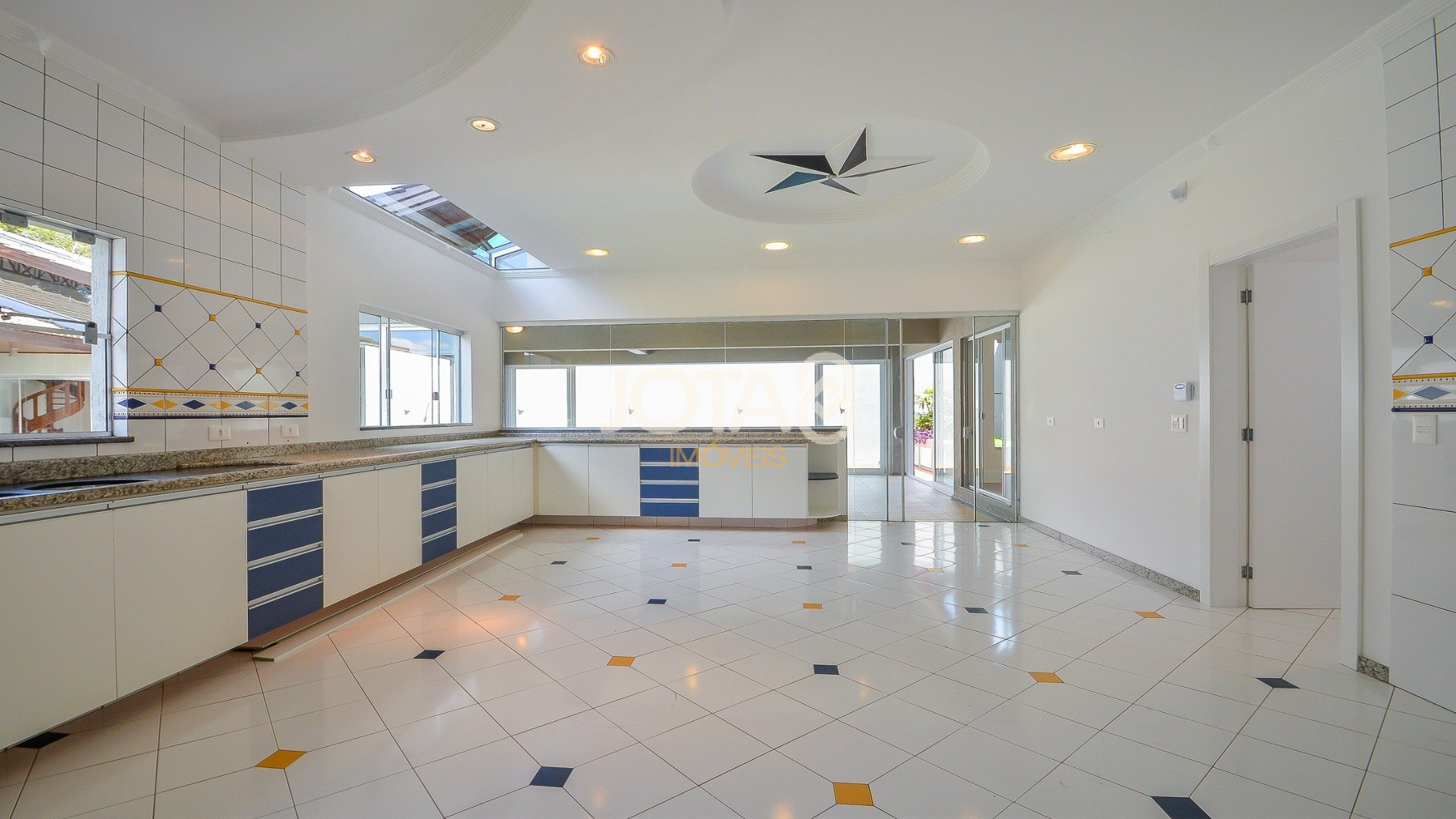 CASA COM PISCINA E ESPAÇO GOURMET EM SANTA FELICIDADE
