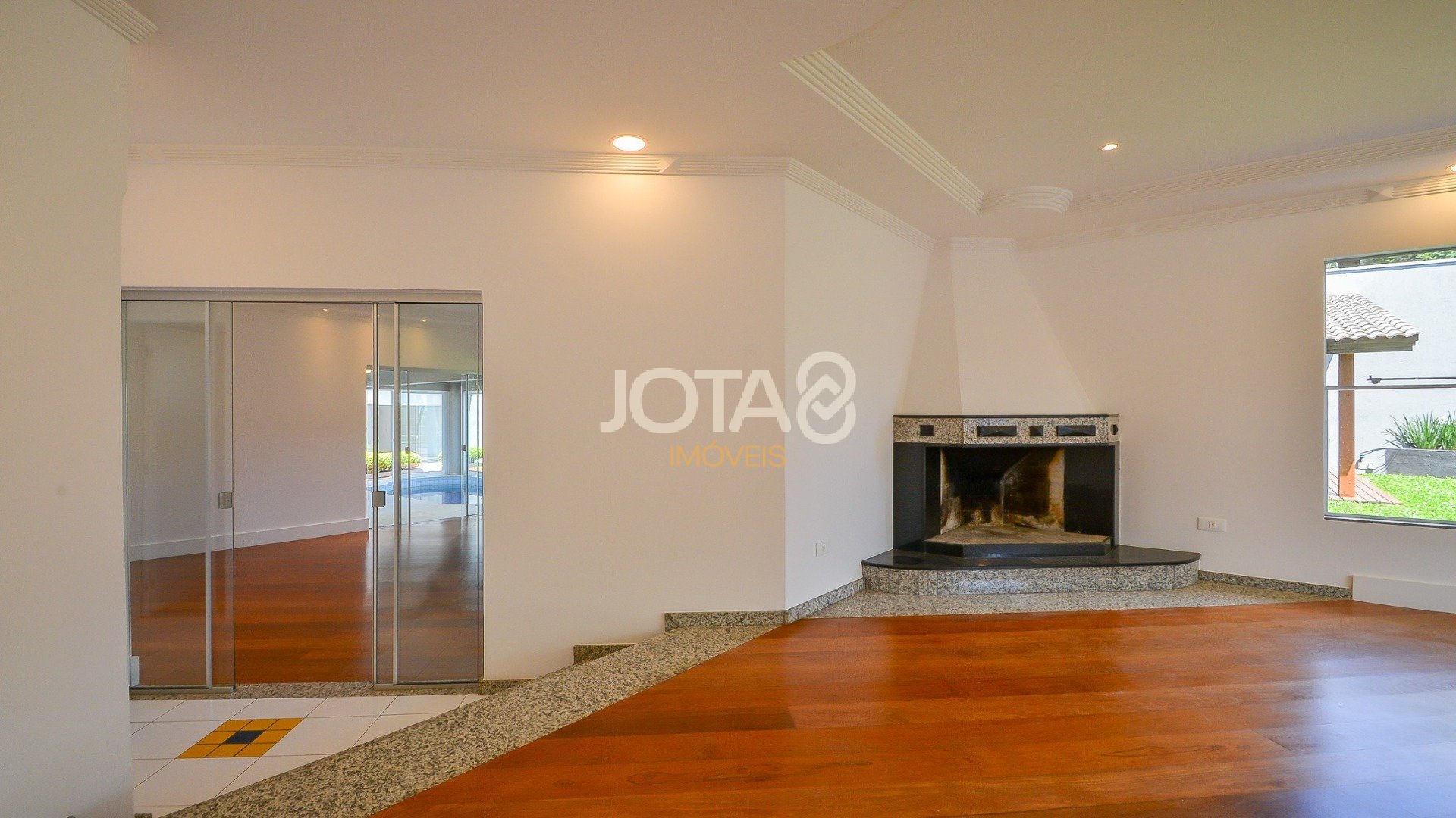 CASA COM PISCINA E ESPAÇO GOURMET EM SANTA FELICIDADE