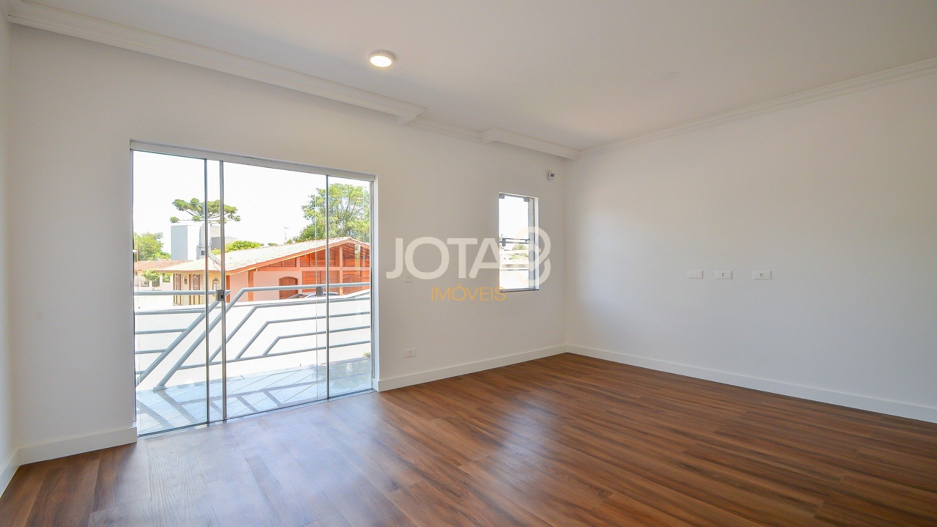 CASA COM PISCINA E ESPAÇO GOURMET EM SANTA FELICIDADE