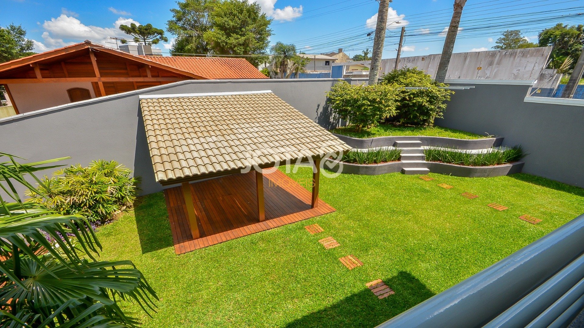 CASA COM PISCINA E ESPAÇO GOURMET EM SANTA FELICIDADE