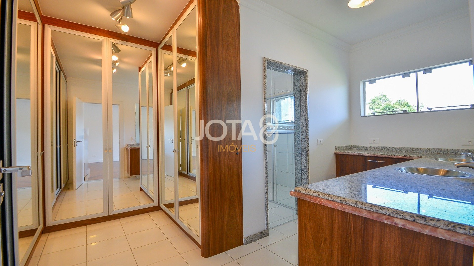 CASA COM PISCINA E ESPAÇO GOURMET EM SANTA FELICIDADE