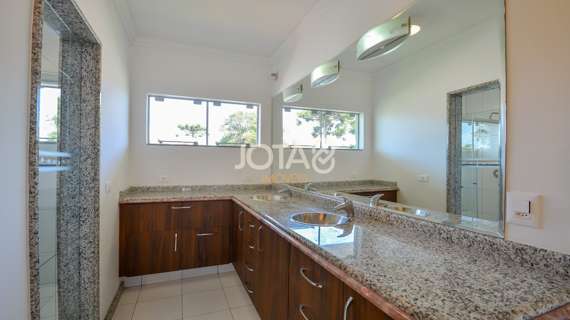 CASA COM PISCINA E ESPAÇO GOURMET EM SANTA FELICIDADE