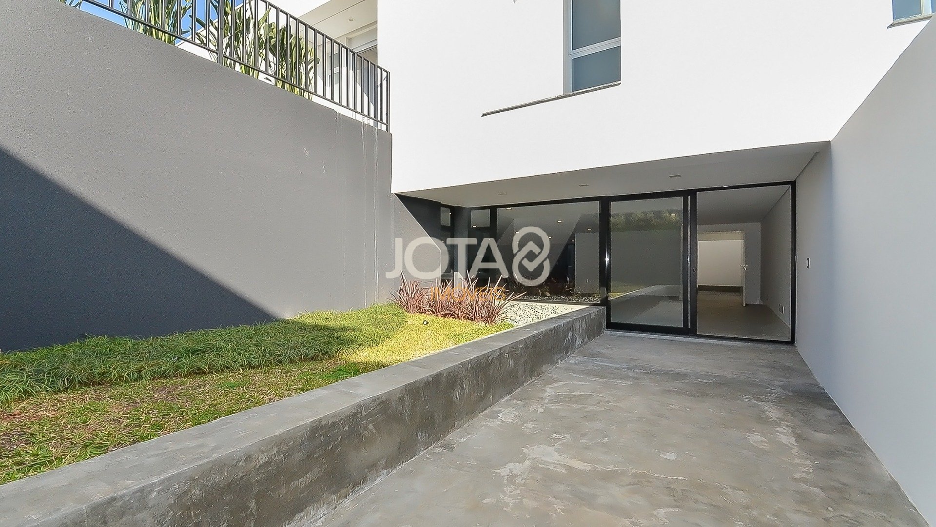 CASA EM SANTA FELICIDADE NO VILLA TOSCANA COM ARQUITETURA DIFERENCIADA