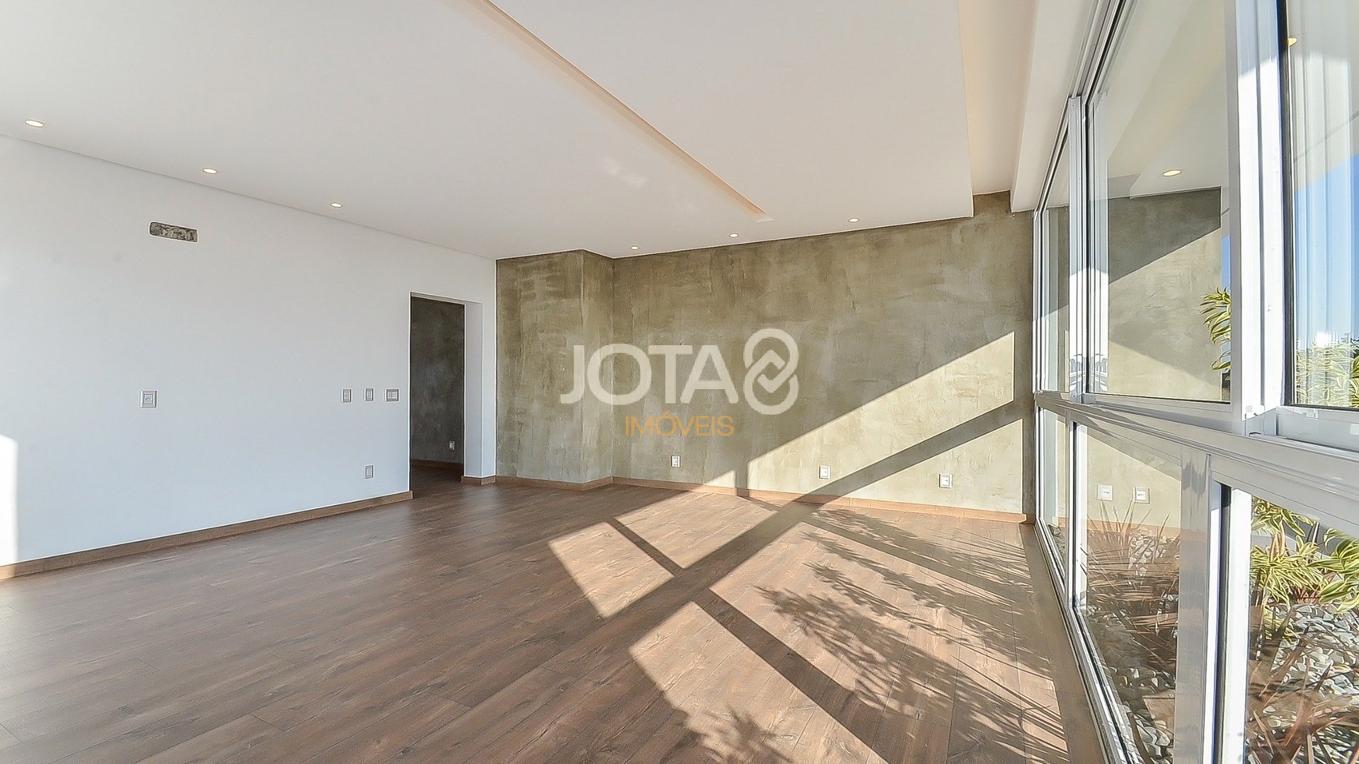 CASA EM SANTA FELICIDADE NO VILLA TOSCANA COM ARQUITETURA DIFERENCIADA
