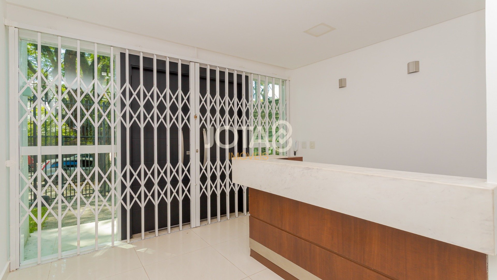 EXCELENTE CASA COMERCIAL NO ÁGUA VERDE