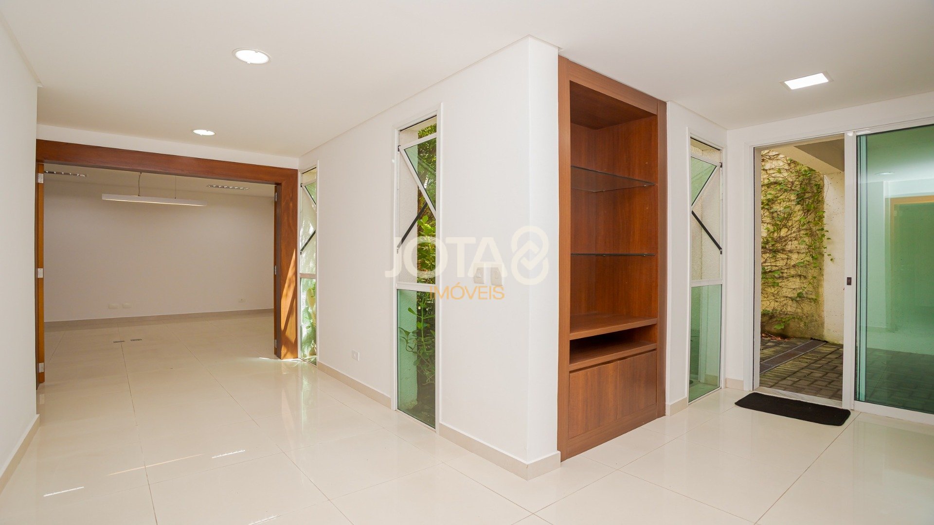 EXCELENTE CASA COMERCIAL NO ÁGUA VERDE