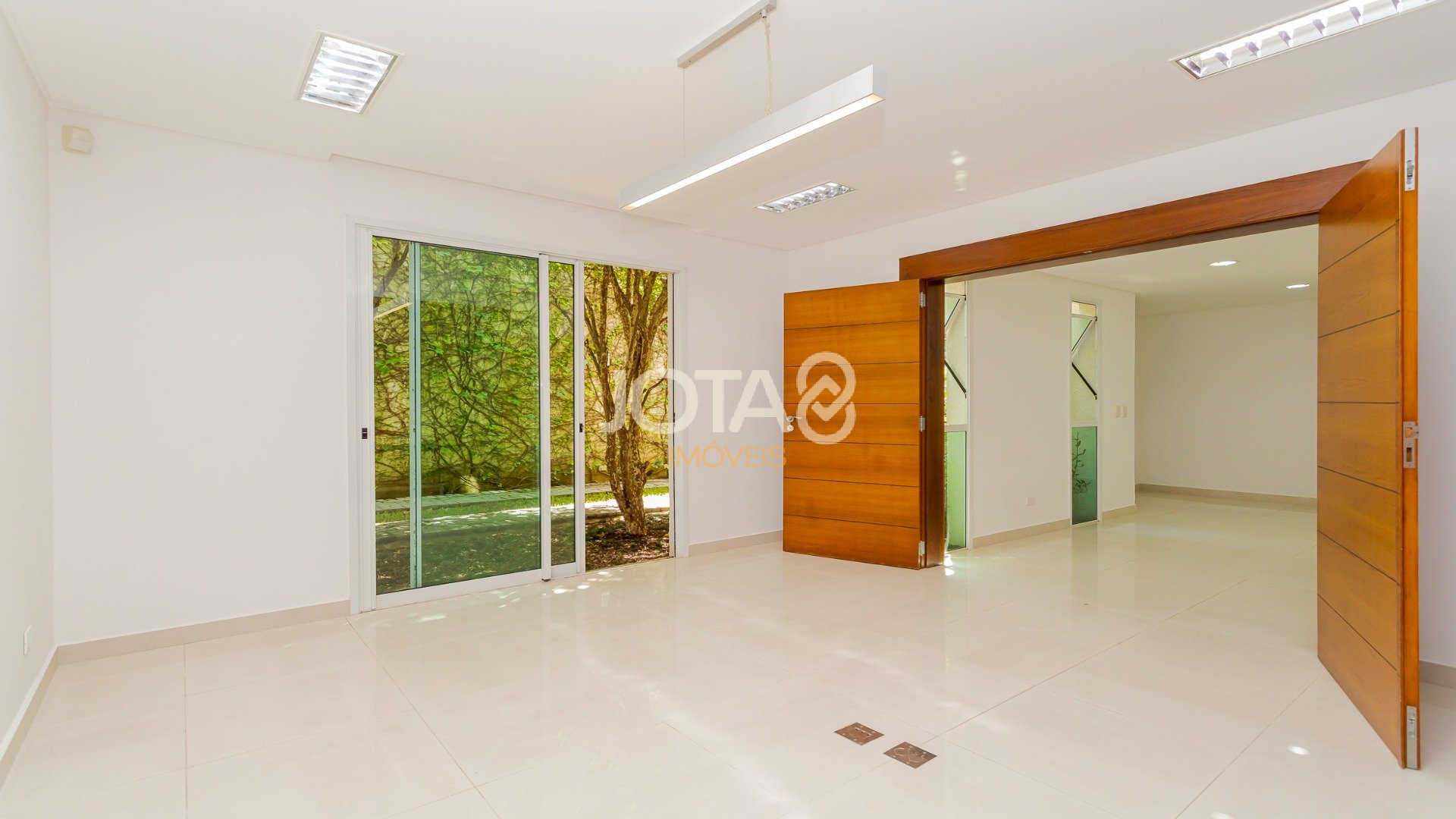 EXCELENTE CASA COMERCIAL NO ÁGUA VERDE