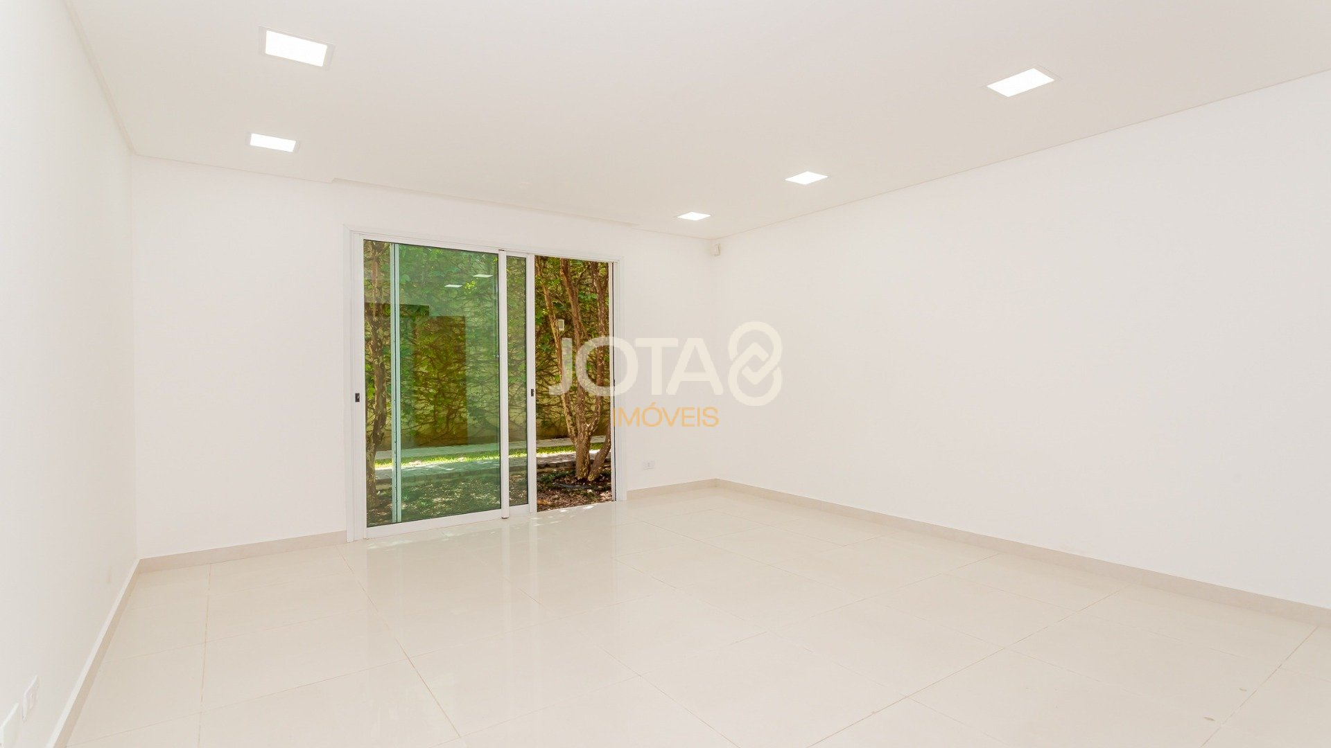 EXCELENTE CASA COMERCIAL NO ÁGUA VERDE