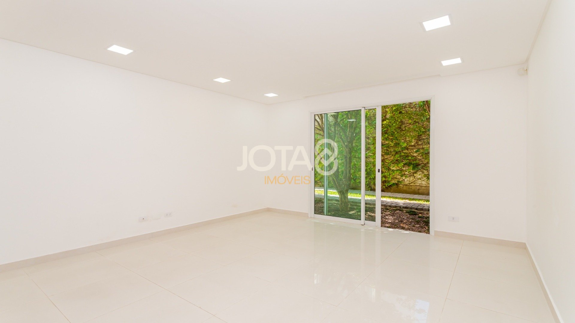 EXCELENTE CASA COMERCIAL NO ÁGUA VERDE