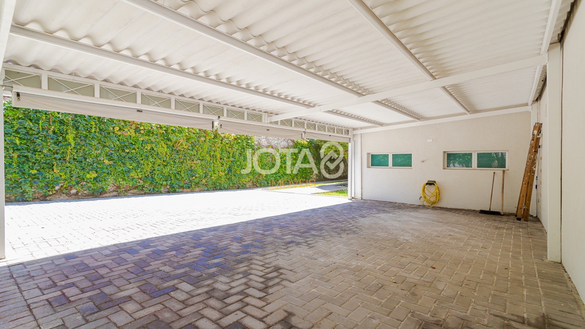 EXCELENTE CASA COMERCIAL NO ÁGUA VERDE