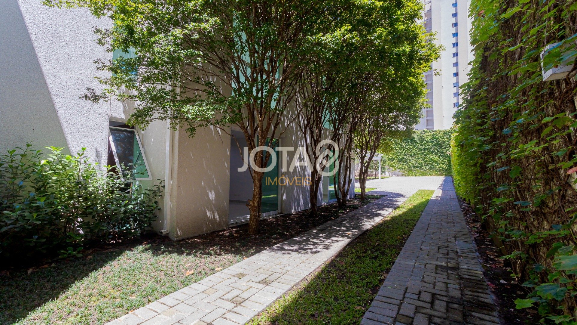 EXCELENTE CASA COMERCIAL NO ÁGUA VERDE