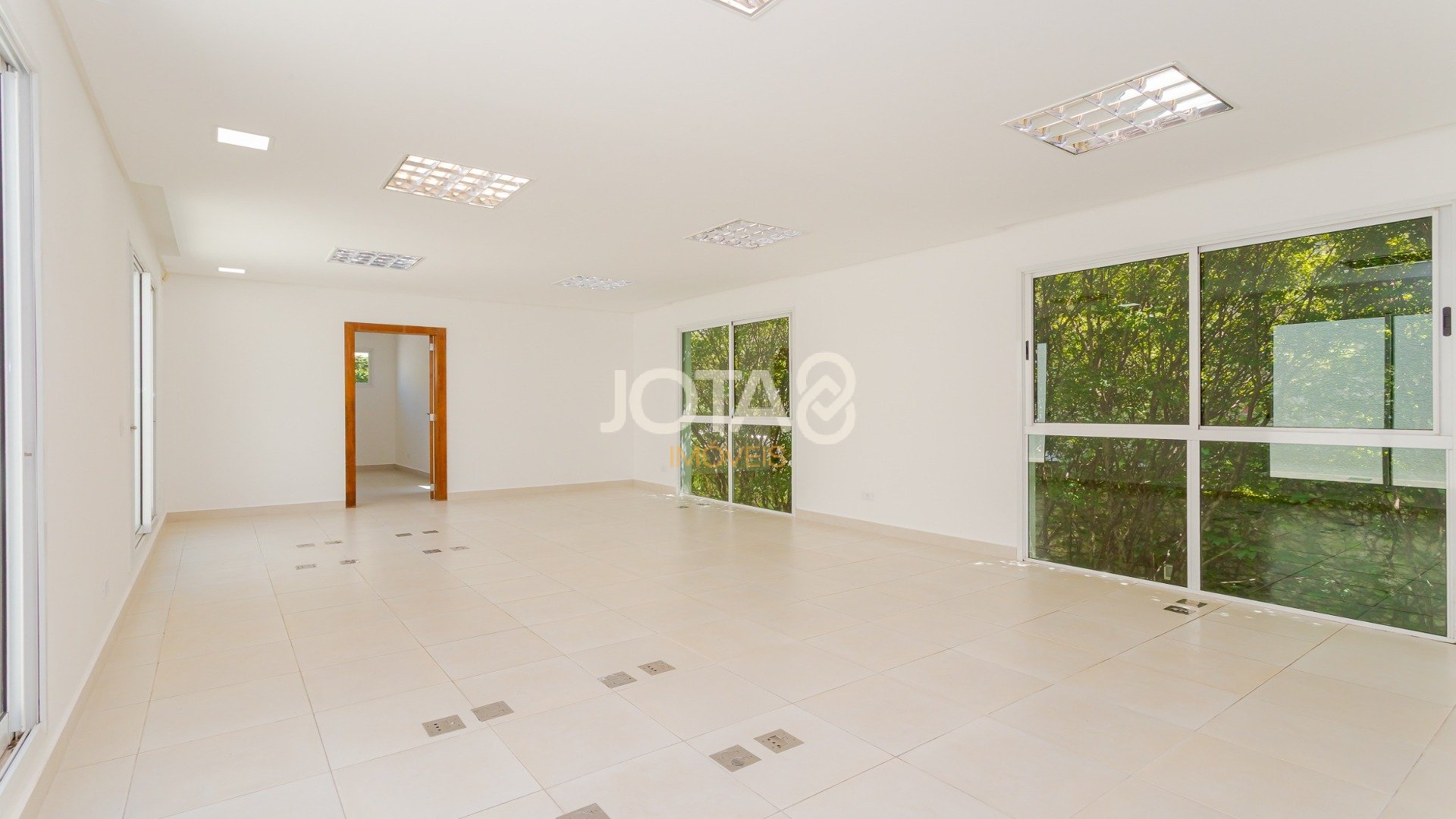 EXCELENTE CASA COMERCIAL NO ÁGUA VERDE