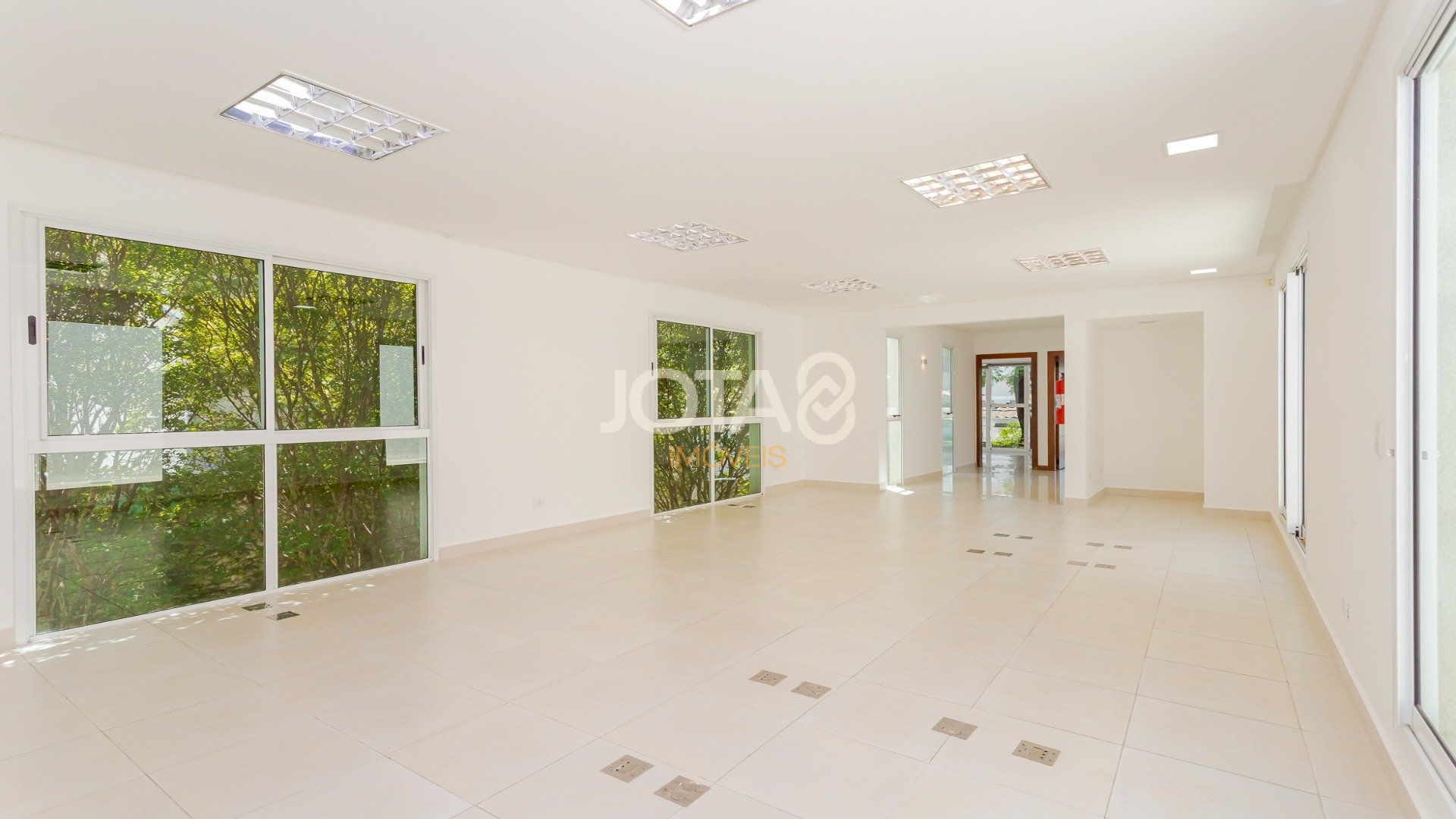 EXCELENTE CASA COMERCIAL NO ÁGUA VERDE