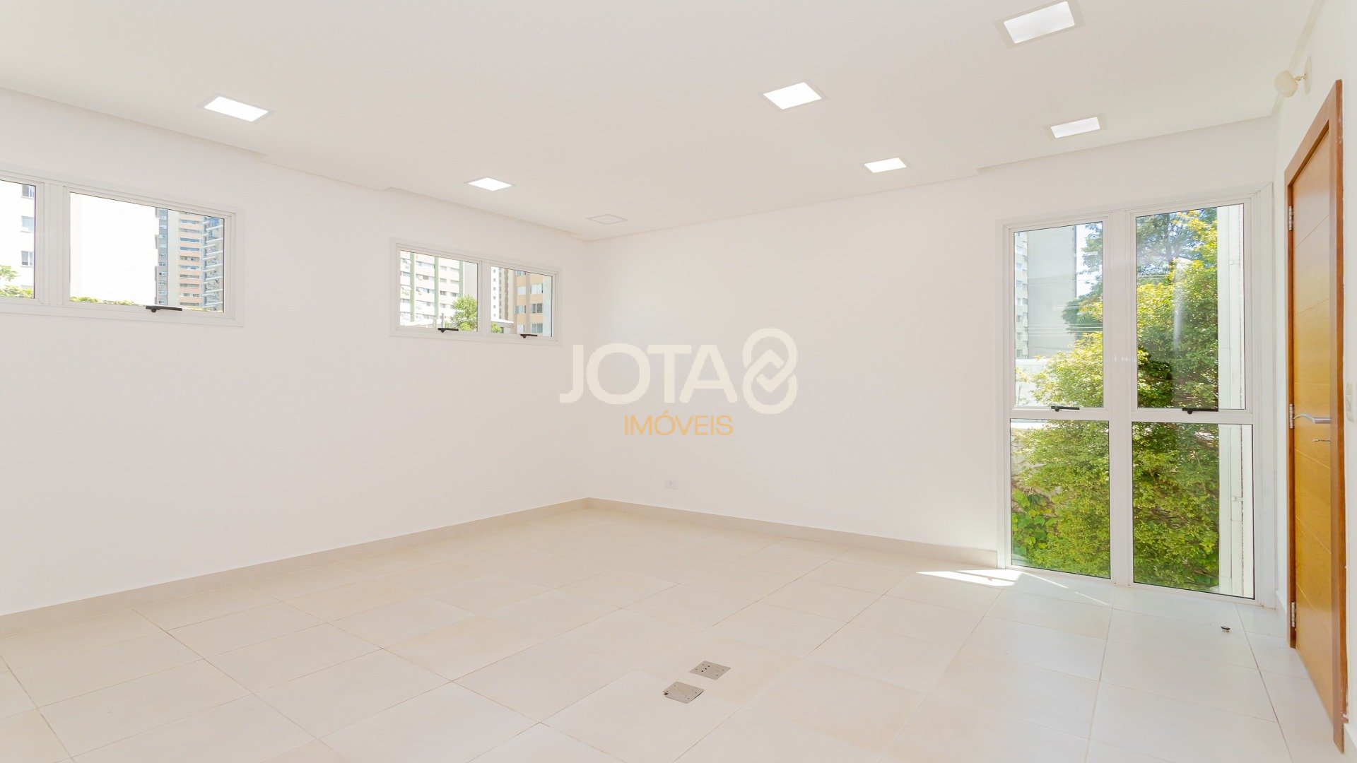 EXCELENTE CASA COMERCIAL NO ÁGUA VERDE