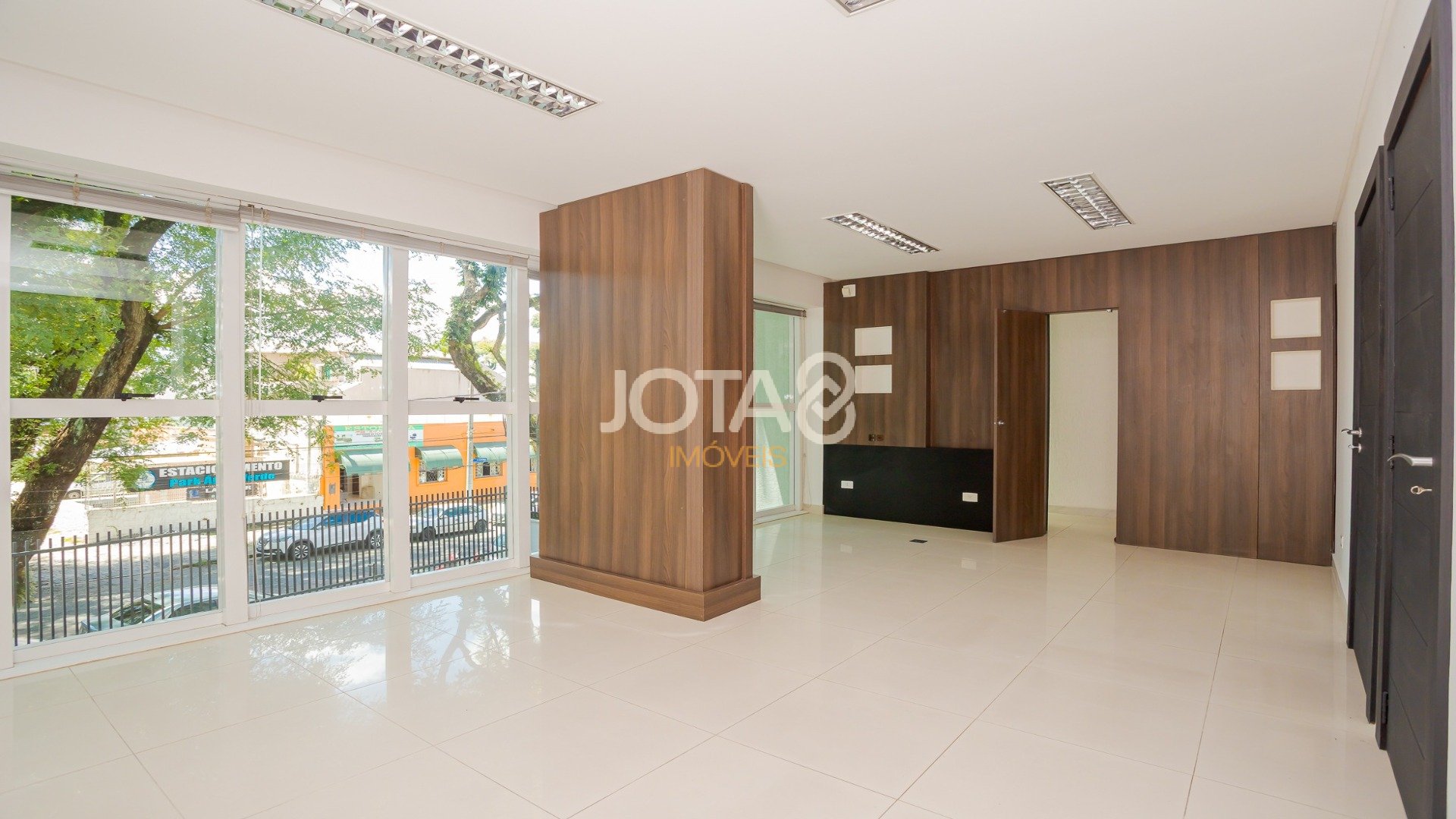 EXCELENTE CASA COMERCIAL NO ÁGUA VERDE