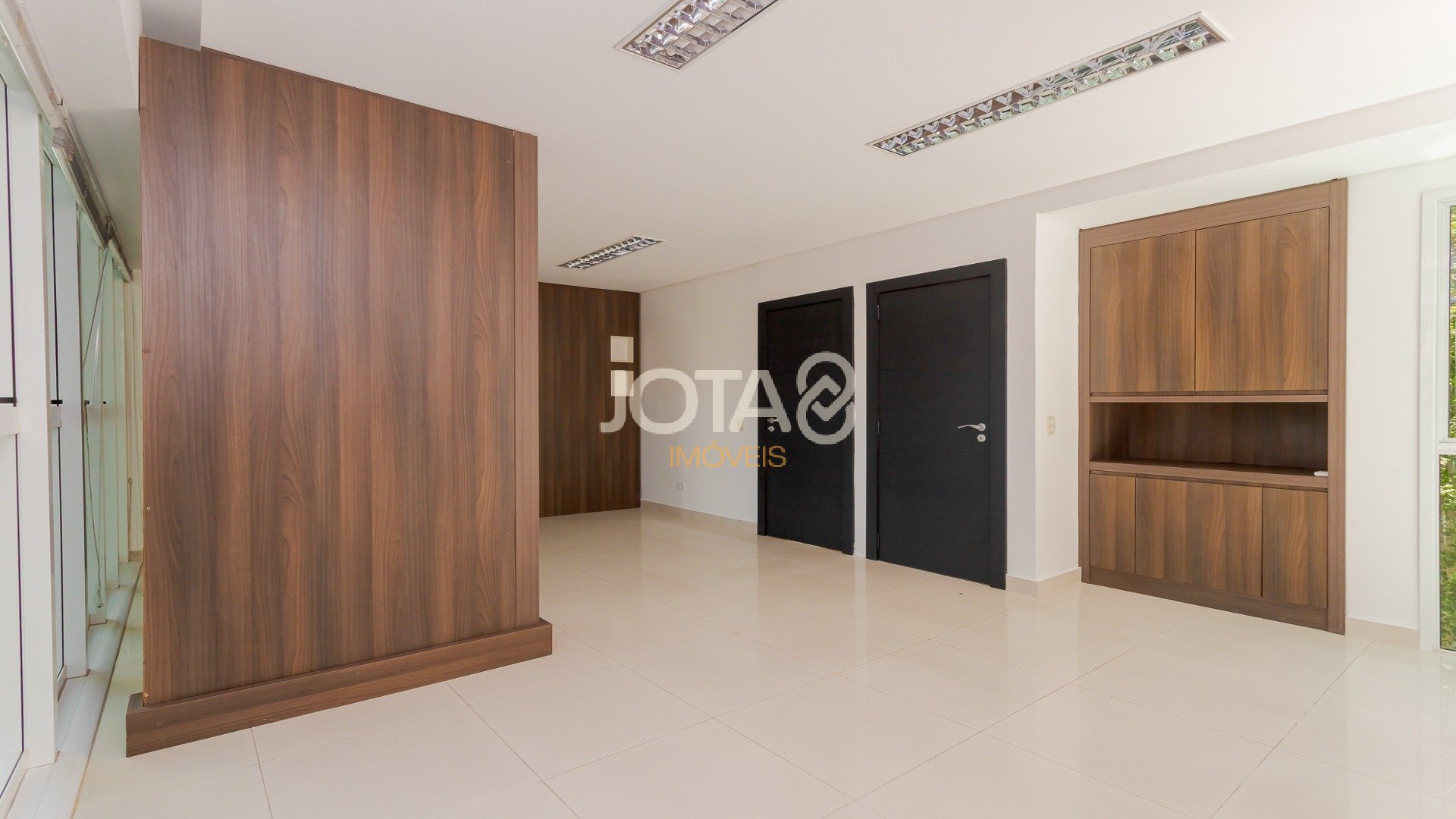 EXCELENTE CASA COMERCIAL NO ÁGUA VERDE