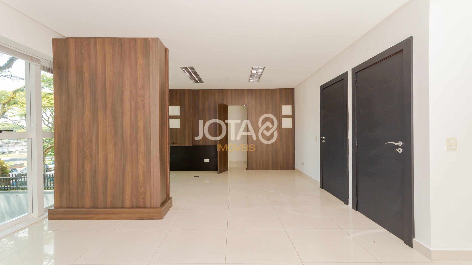 EXCELENTE CASA COMERCIAL NO ÁGUA VERDE