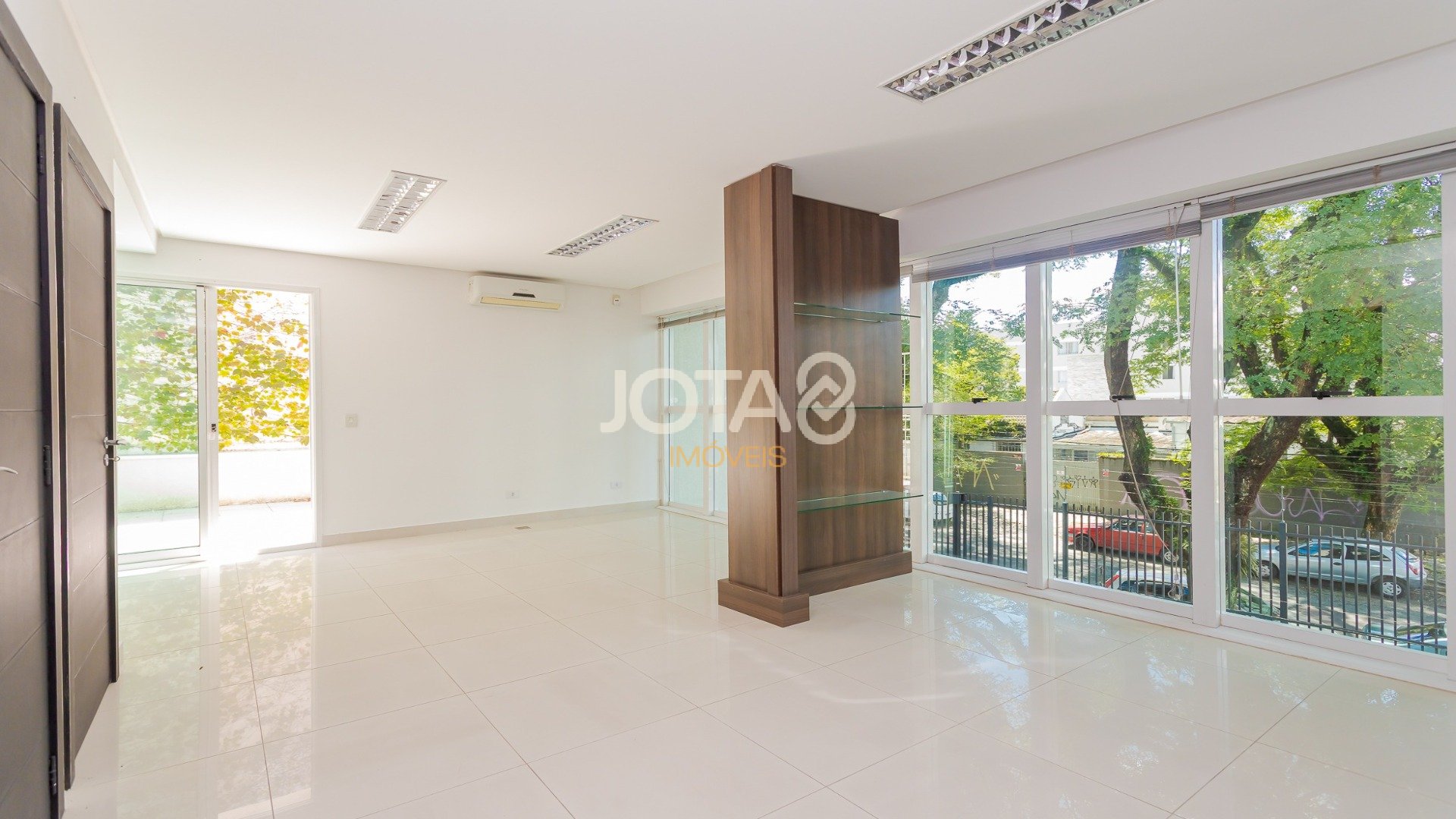 EXCELENTE CASA COMERCIAL NO ÁGUA VERDE