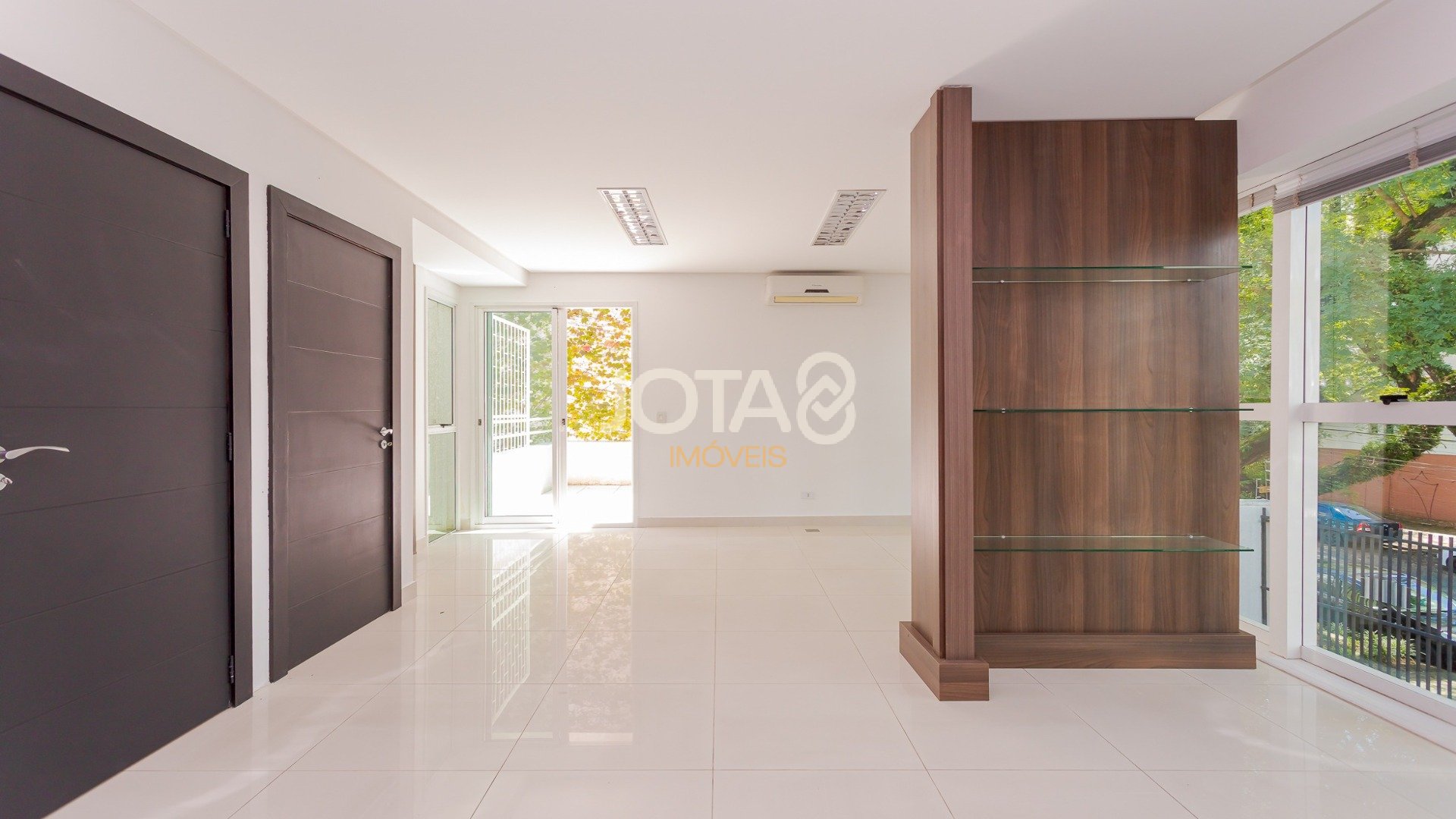 EXCELENTE CASA COMERCIAL NO ÁGUA VERDE