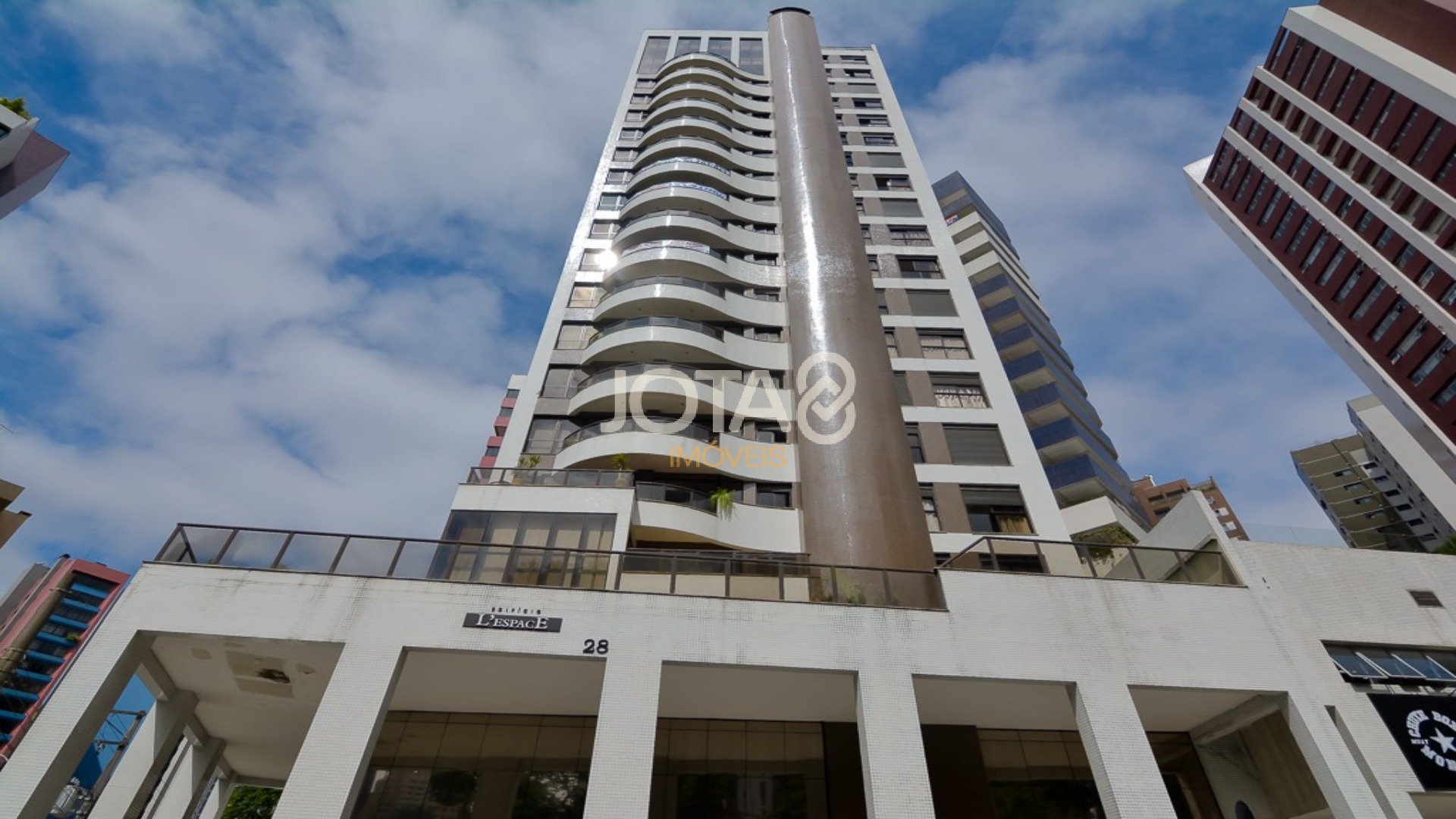 APARTAMENTO MOBILIADO EM FRENTE A PRAÇA DO JAPÃO
