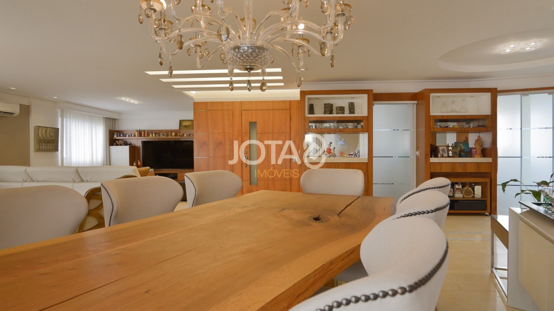 APARTAMENTO MOBILIADO EM FRENTE A PRAÇA DO JAPÃO
