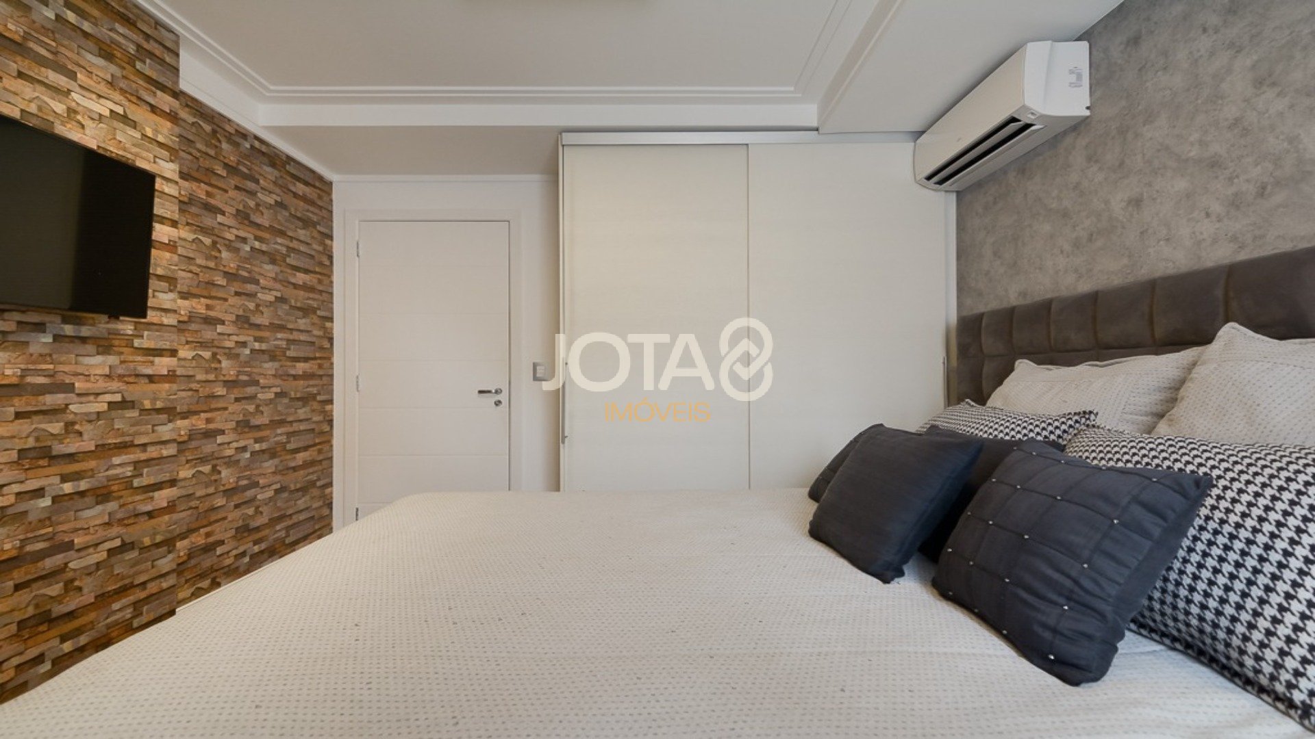 APARTAMENTO MOBILIADO EM FRENTE A PRAÇA DO JAPÃO