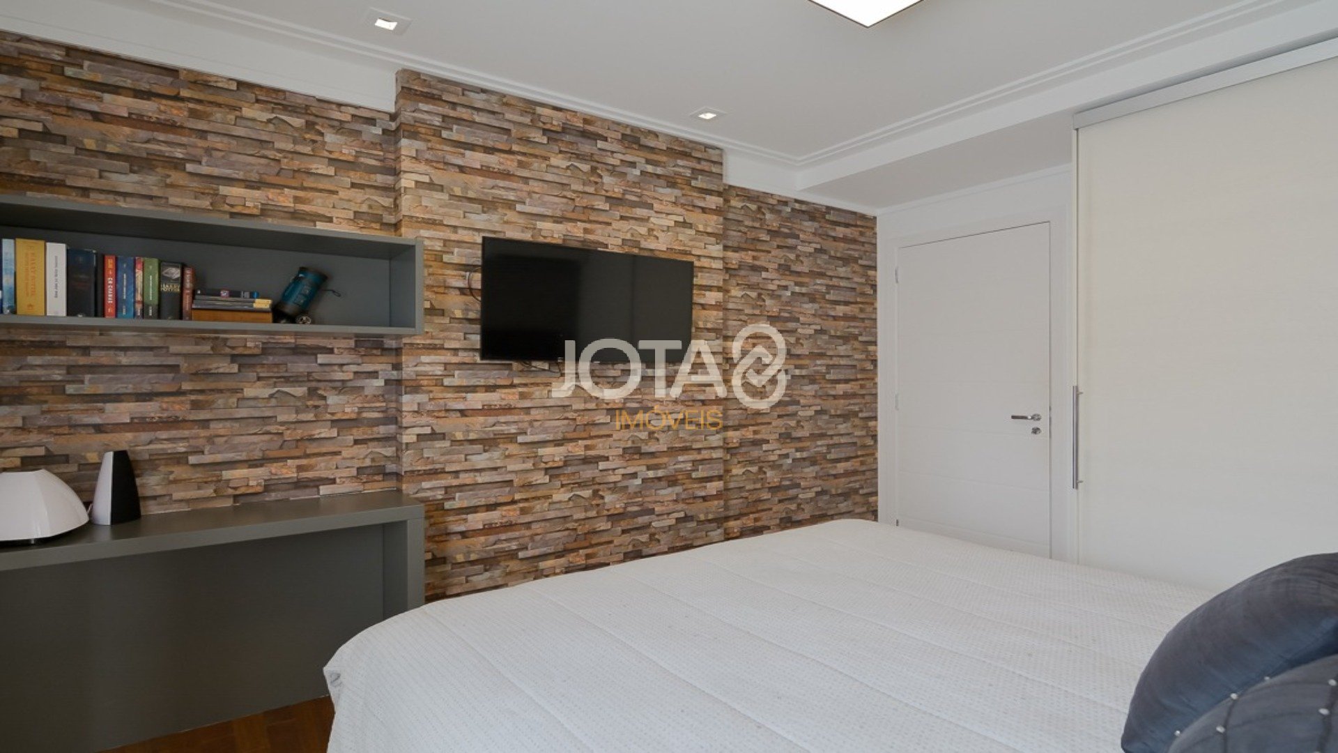 APARTAMENTO MOBILIADO EM FRENTE A PRAÇA DO JAPÃO