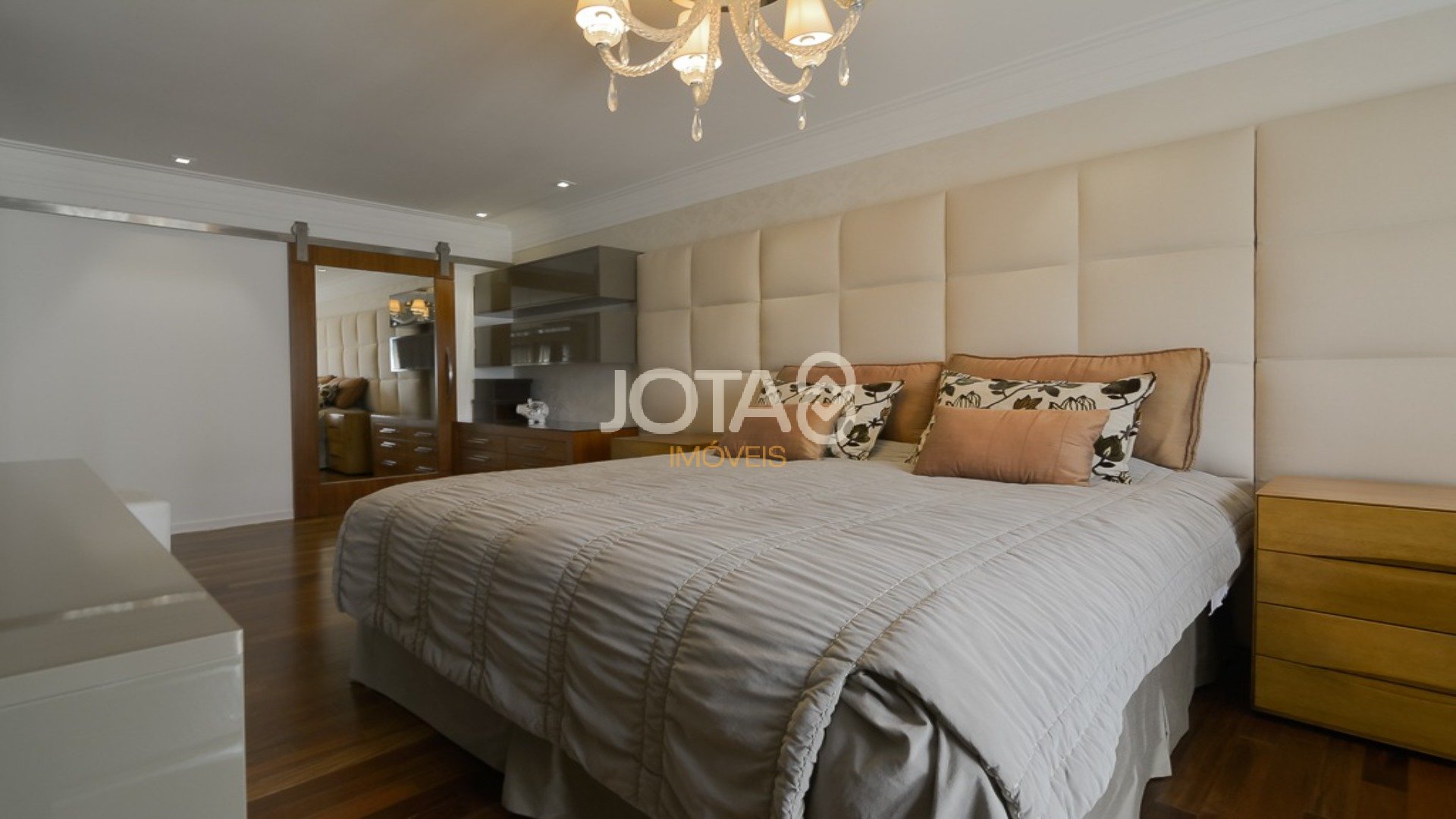 APARTAMENTO MOBILIADO EM FRENTE A PRAÇA DO JAPÃO