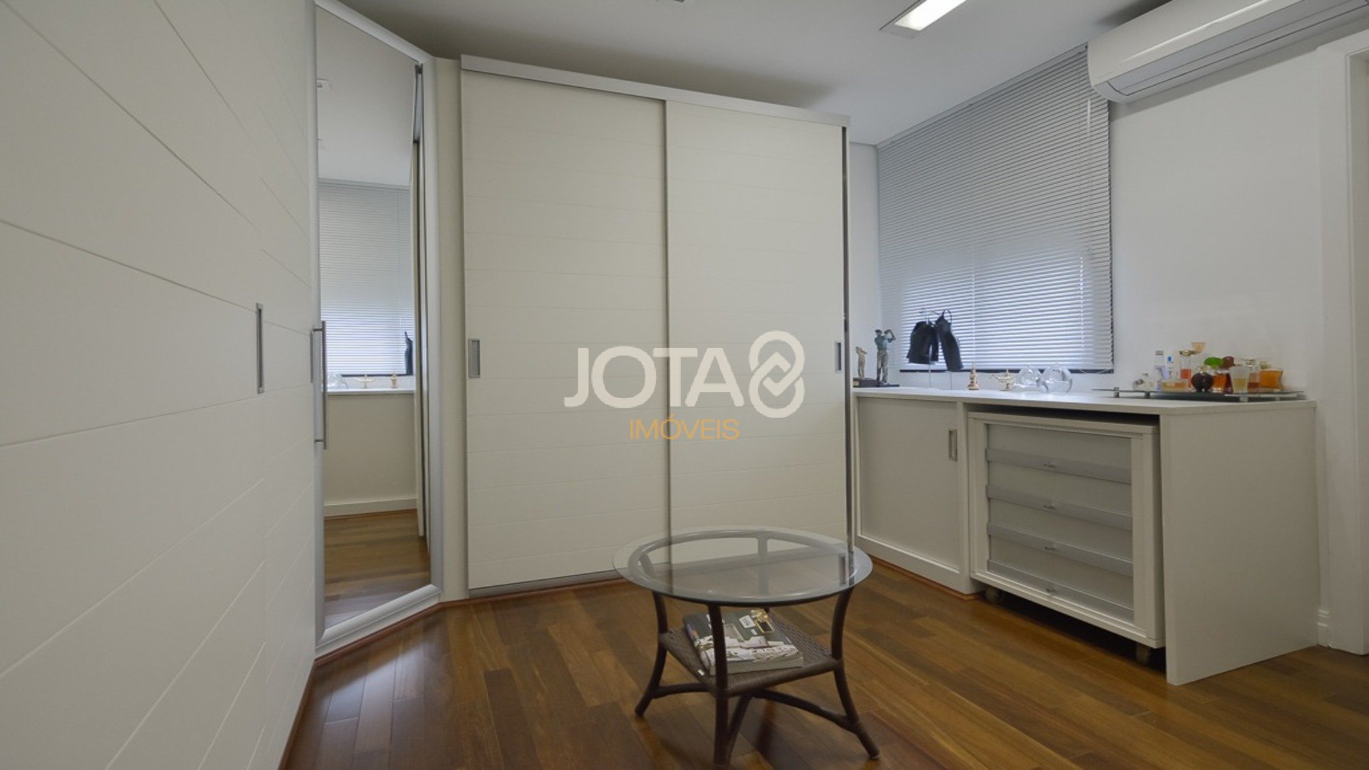 APARTAMENTO MOBILIADO EM FRENTE A PRAÇA DO JAPÃO