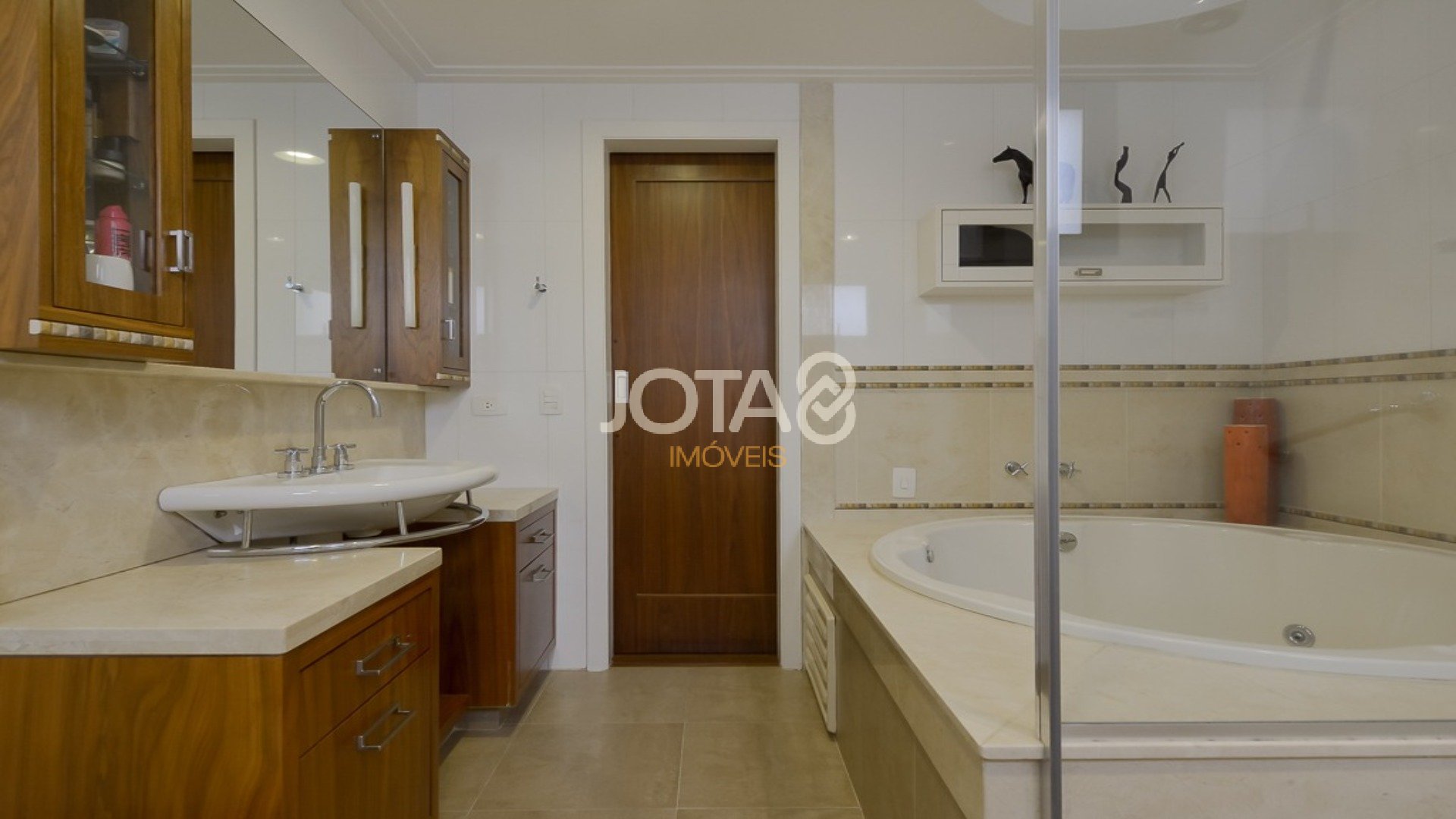 APARTAMENTO MOBILIADO EM FRENTE A PRAÇA DO JAPÃO